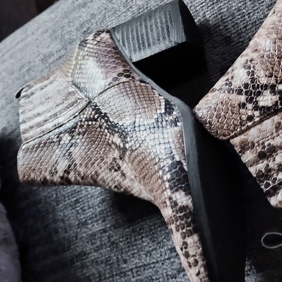 Blondo Noa Waterproof Brown Snakeskin Print Side Zip Block Heel Ankle Bootie - Picture 4 of 10